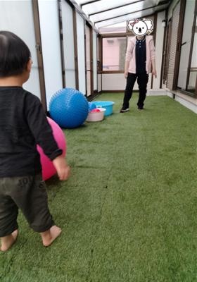 エアコン付きのテラスで雨の日でも体を動かす活動をしています。