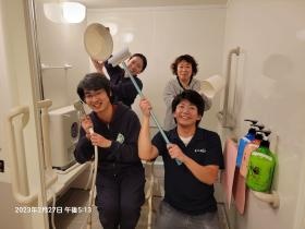 仲良く愉快なスタッフでパシャリ！（あったかい湯豊平）