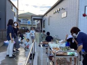 事業所前で夏祭り。ご利用者様も職員も楽しめました