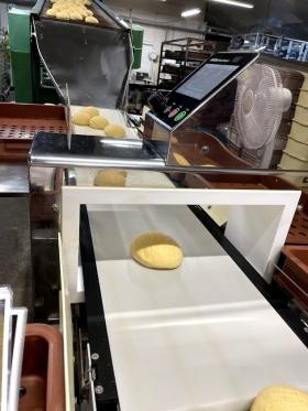 パンがコンベアで流れている様子