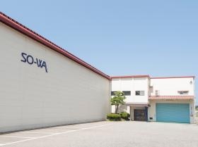 本社／羽咋工場の外観です。