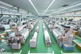 羽咋工場内部です。たくさんの織機（しょっき）が並んでいます。