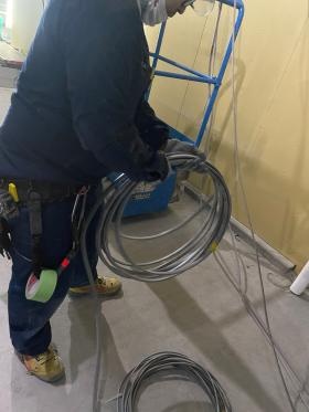 電気を通すケーブルを配線します。