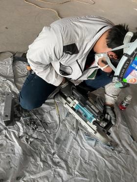 電動工具を使用して切断する作業