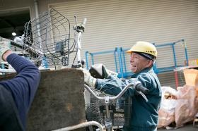 商品の買い取り風景