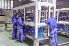 冷凍機の製造中の様子