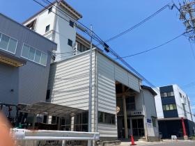 来社された時は右側の事務所に声を掛けてください