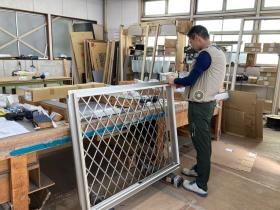 窓：サッシの組み立てをしています