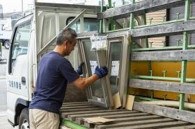 サッシをトラックに積んでいます