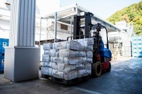 フォークリフトで効率よく運びます
