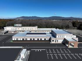 外来棟（手前）と透析棟（奥）