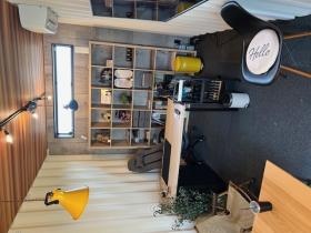 新しくキレイな事務所です