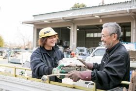 商品の買い取り風景