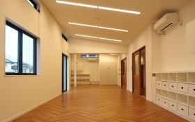 １，２歳児保育室：広めの部屋でゆったり子どもを見れます。