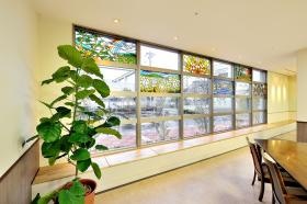 スペイン調のステンドガラスで明るい室内