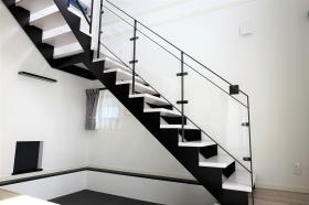 スタイリッシュな階段の施工例