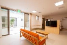 中庭が見えるホールです。