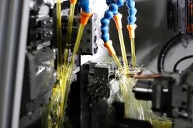 自動盤による切削。