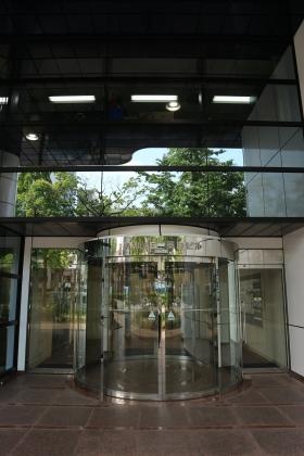 事務所ビル入口