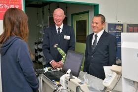 配車室での出勤時点呼。わきあいあいとしています