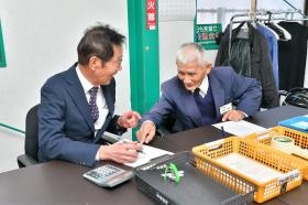 計算室兼休憩室。一日の仕事の集計をしています