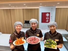 創作惣菜「柿安ダイニング」での接客販売