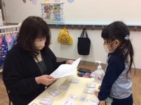 幼児教室の授業 最大５名なので一人一人関われます。