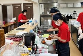 利用者さんの仕事を支援している様子（厨房）