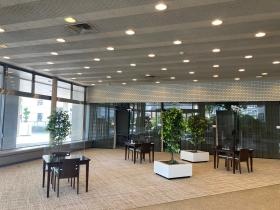 【本社・１階ロビー】奥の個室でリモート会議もできます。