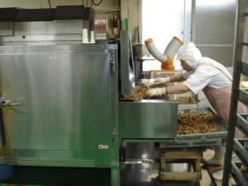 焙焼工程：機械から出てくる製品を取り込む作業