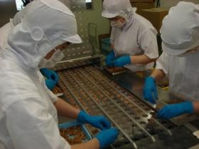 個包装機械作業