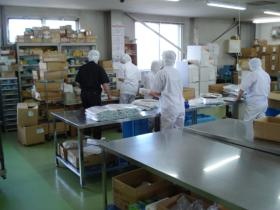 個包装された製品を袋詰・梱包する作業です