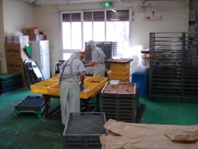 調味済の製品を並べたり、取り込んだりの作業