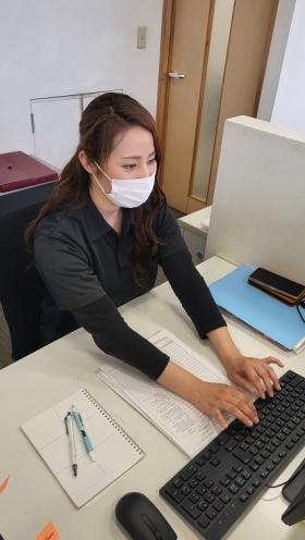 フロントスタッフのデスク風景