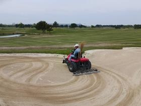 ゴルフ場のバンカー整備作業