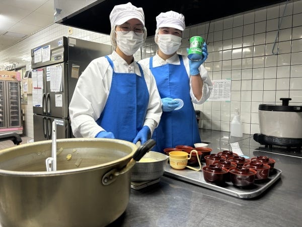 スタッフ協力しあって仕事に取り組んでおります。