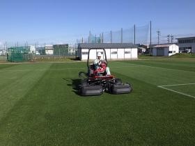 サッカー場刈込み作業