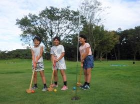 パークゴルフを楽しむ子ども達