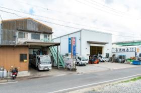 本社近くにある別の事務所（金属事業部）と工場です。