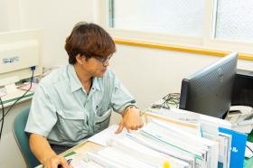 営業：お客様から受けた注文を伝票に打ち込みます