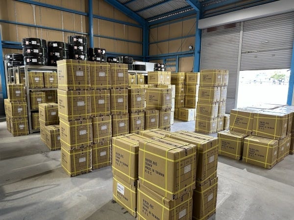 倉庫内の様子。20～30キロ程度の梱包品を持ち運ぶ作業もありますが、20代から50代まで幅広い年齢層の男女が活躍中です！