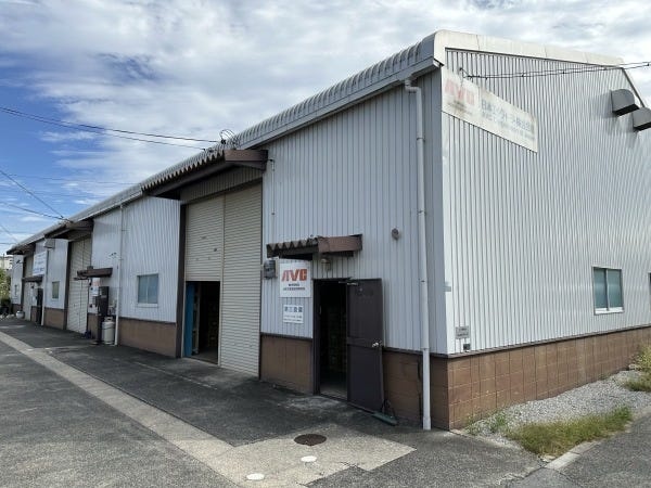 こちらが事務所兼倉庫。風通しの良い風土があり、かつ仲間との距離も近く、自然と助け合える職場です。