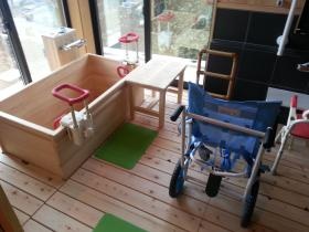 温泉の露天風呂のような浴室とヒバ（ヒノキ科）の浴槽