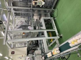 製品化されたパックを機械で什器に積み上げます。