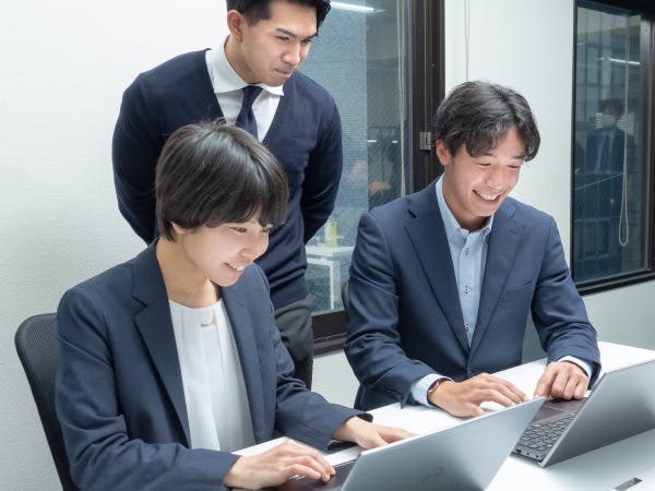 先輩社員や本部スタッフが研修やサポートを行います。未経験者も多く活躍しているので、チャレンジしてみたい気持ちが少しでもあればご応募ください！