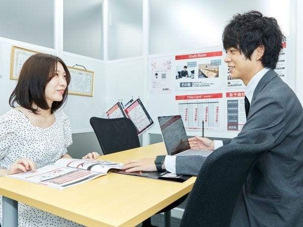 「授業をしない」ので、1対1で生徒と密にコミュニケーション取れます。自主学習を軸としているからこそ、できるサポートが沢山あります。