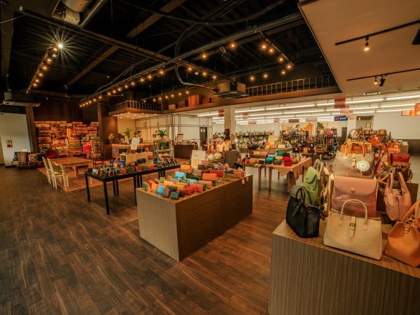 かばんの販売と店内カフェでの接客が主なお仕事になります