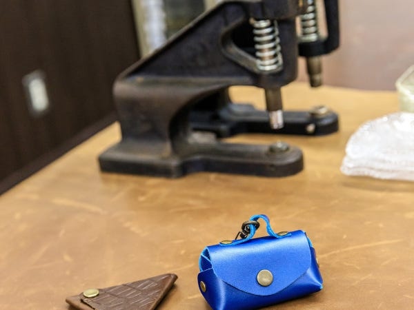 店内にかばんづくり体験コーナーがあり、こちらのレクチャーもお願いします（簡単に作れるものです）