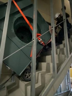 階段ファン搬入