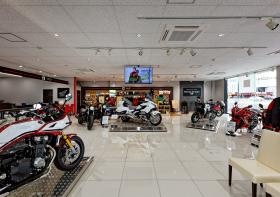 新車ショールームの画像